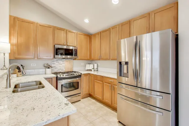 $310,000 | 2200 Neubauer Circle, Lindenhurst, IL 60046