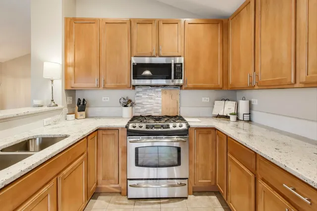 $310,000 | 2200 Neubauer Circle, Lindenhurst, IL 60046