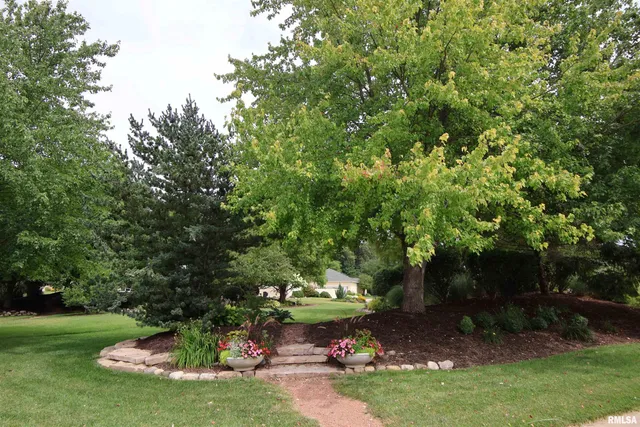 $474,800 | 5614 West Woodbriar Lane, Peoria, IL 61615