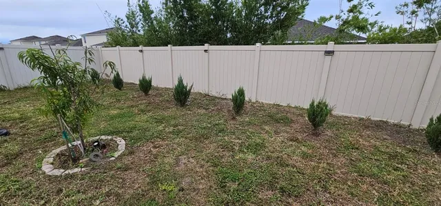 a view of a back yard