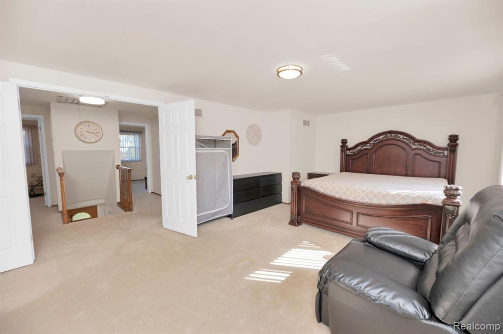 621 Lockmoore Court Rochester, MI 48307 - Photo 18 of 46