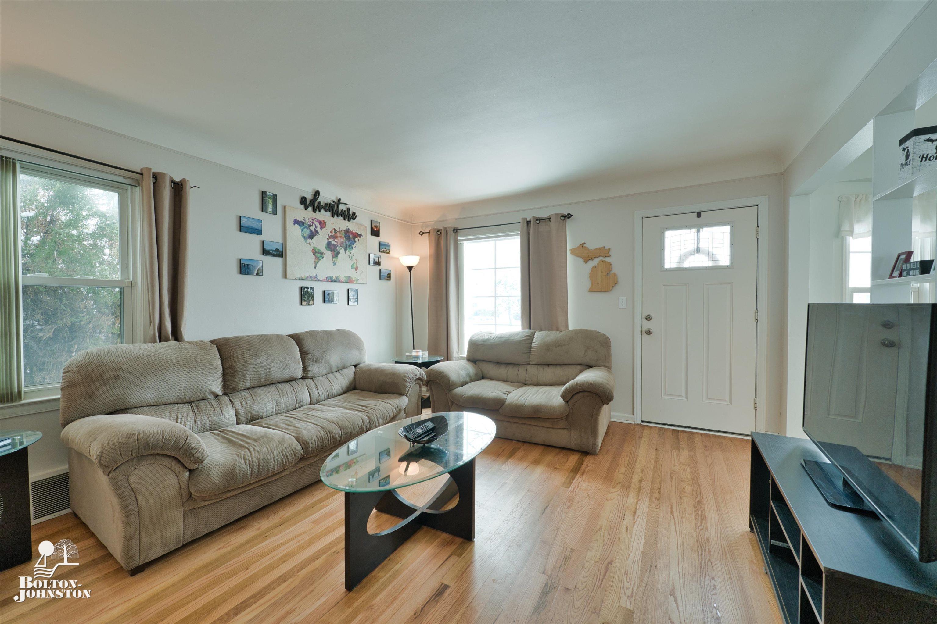 2946 Crooks Road Royal Oak, MI 48073 - Photo 3 of 29 50103861-2.JPG