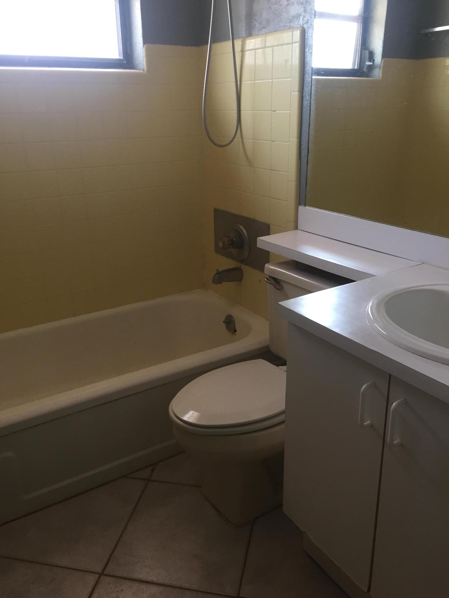298 Lancaster Street Boca Raton, FL 33487 - Photo 12 of 20 bathroom