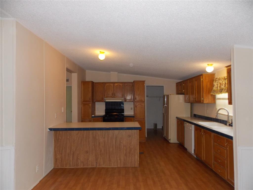 501 South New Hope Road Kennedale, TX 76060 - Photo 3 of 11 Kitchen