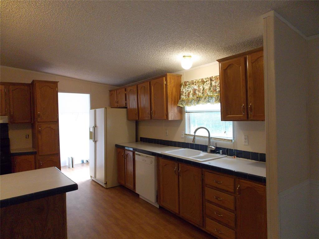 501 South New Hope Road Kennedale, TX 76060 - Photo 4 of 11 Kitchen and utility room