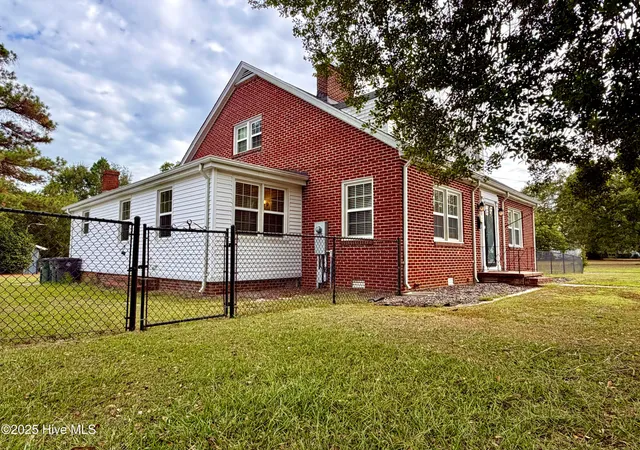 $279,999 | 406 North Caswell Street, La Grange, NC 28551