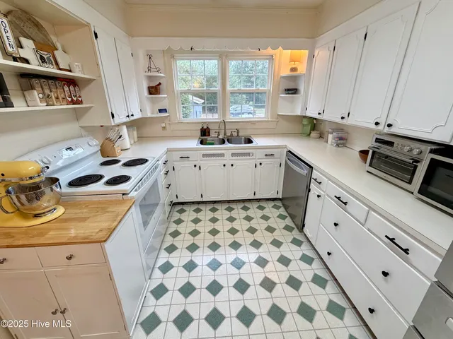 $279,999 | 406 North Caswell Street, La Grange, NC 28551