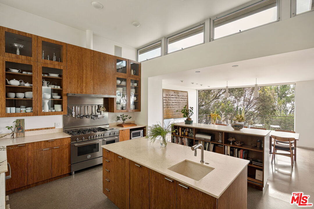 901 Kenter Way Los Angeles, CA 90049 - Photo 9 of 31