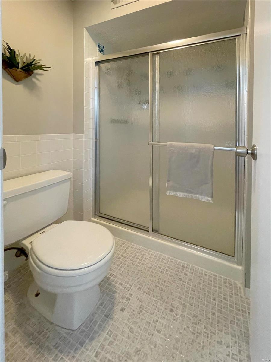 2423 Hiddencrest Lane Ballwin, MO 63021 - Photo 12 of 23