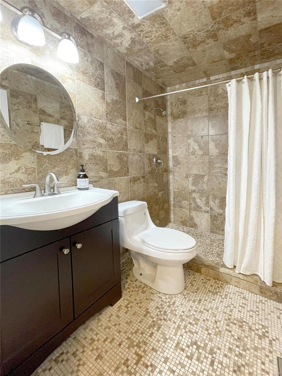 2423 Hiddencrest Lane Ballwin, MO 63021 - Photo 15 of 23