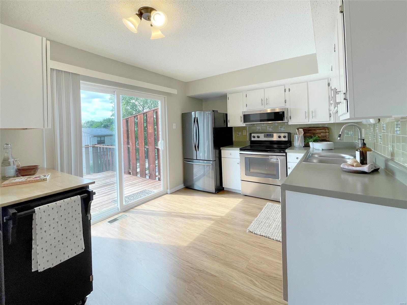 2423 Hiddencrest Lane Ballwin, MO 63021 - Photo 4 of 23