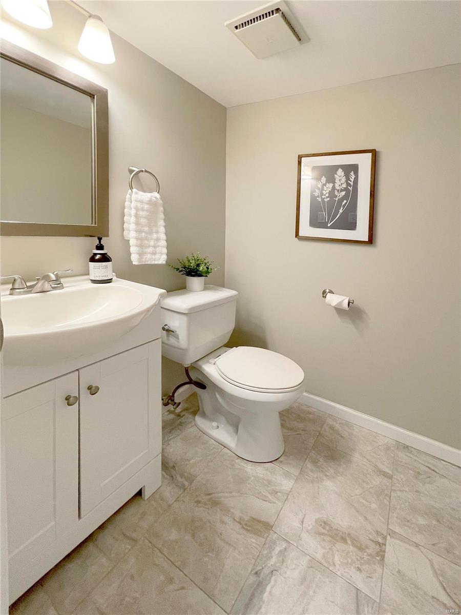 2423 Hiddencrest Lane Ballwin, MO 63021 - Photo 8 of 23