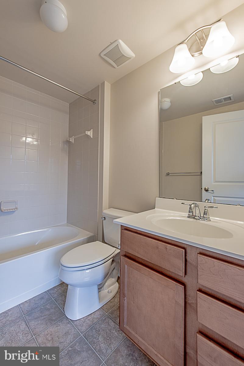 2418 Baileys Pond Road Accokeek, MD 20607 - Photo 8 of 43 Main floor full bath!