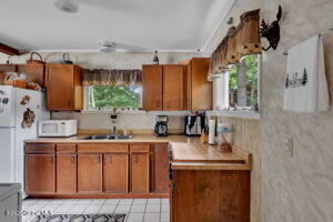 39 Knox Road Paradox, NY 12858 - Photo 6 of 29 thumbnail-0197c5de-7615-7184-8bd6-b19d4a