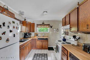 39 Knox Road Paradox, NY 12858 - Photo 10 of 29 thumbnail-0197c5de-7707-7001-9670-8e1c86