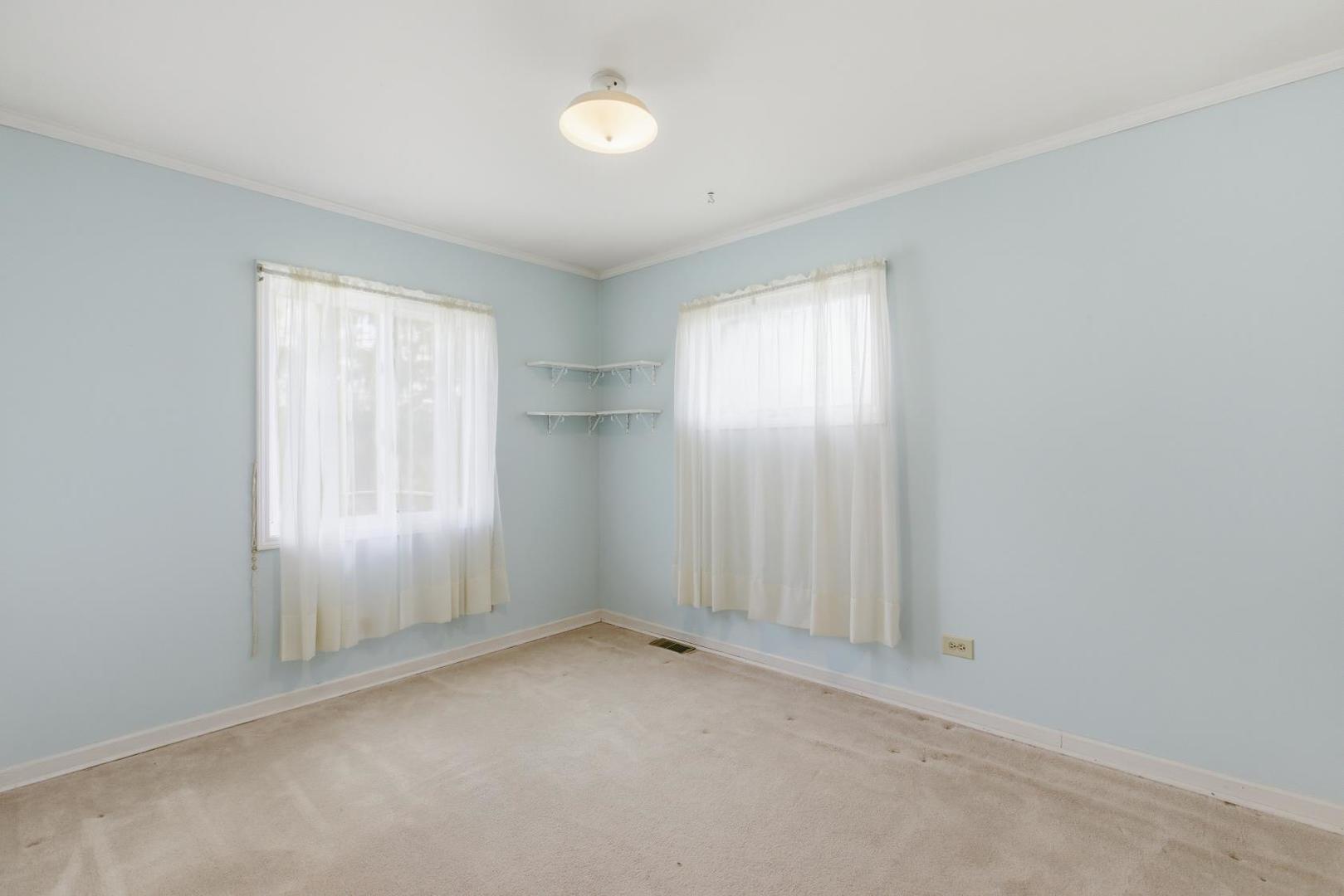 700 Ford Avenue Elgin, IL 60120 - Photo 15 of 20 an empty room with windows and closet