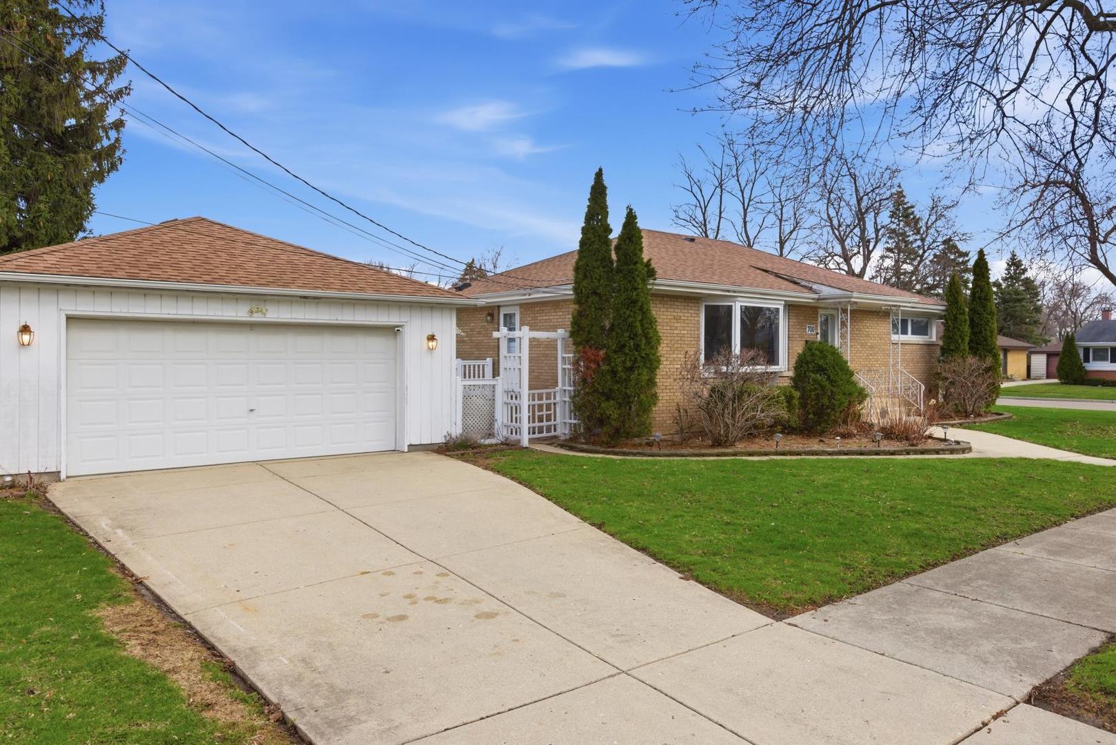 700 Ford Avenue Elgin, IL 60120 - Photo 2 of 20 a front view of house with yard