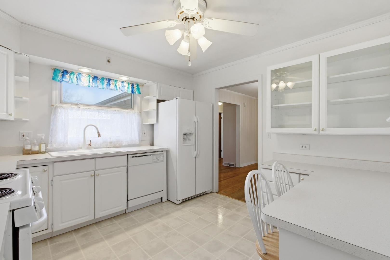 700 Ford Avenue Elgin, IL 60120 - Photo 7 of 20 a bathroom with a sink and a mirror