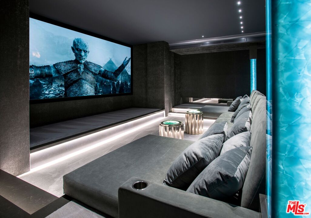 2571 Wallingford Drive Beverly Hills, CA 90210 - Photo 13 of 23 a living room with furniture