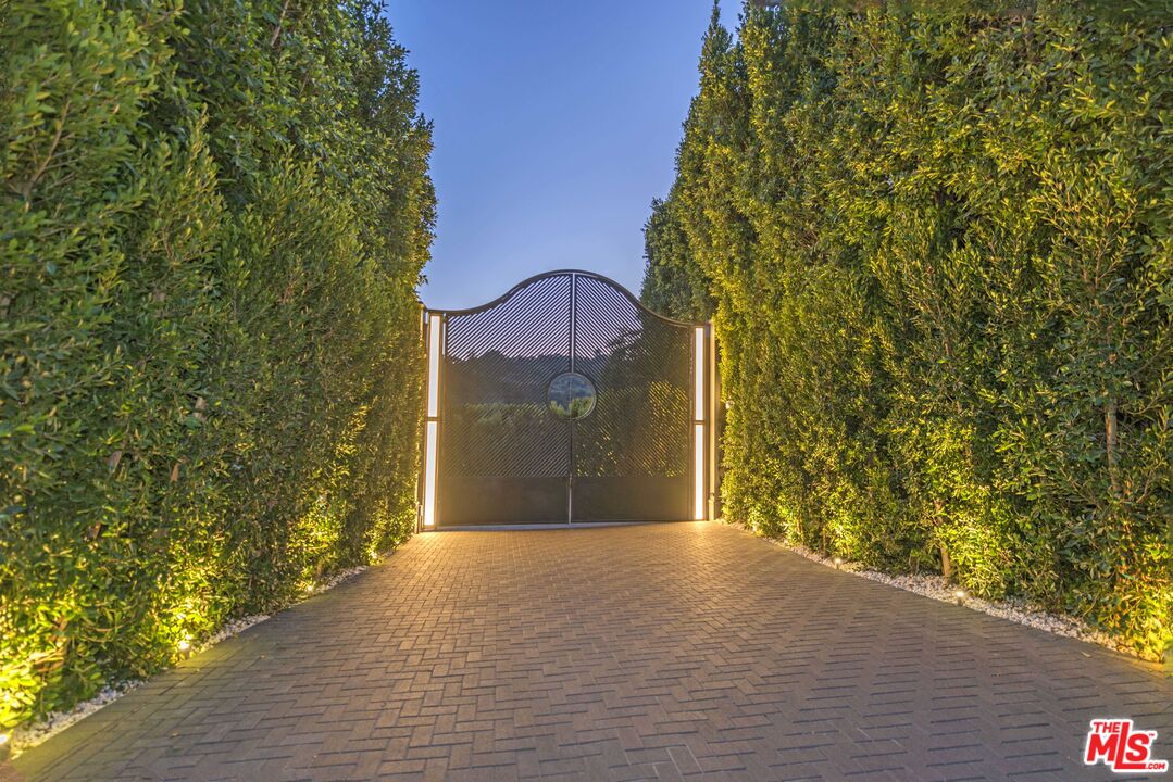 2571 Wallingford Drive Beverly Hills, CA 90210 - Photo 23 of 23 a view of a small yard