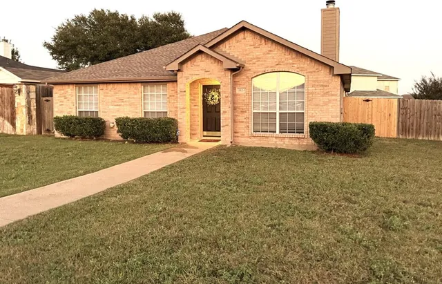 a view of a house with backyard and porch