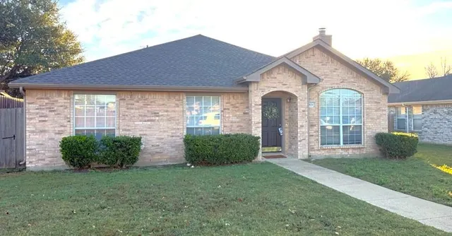 a view of a house with backyard and garden