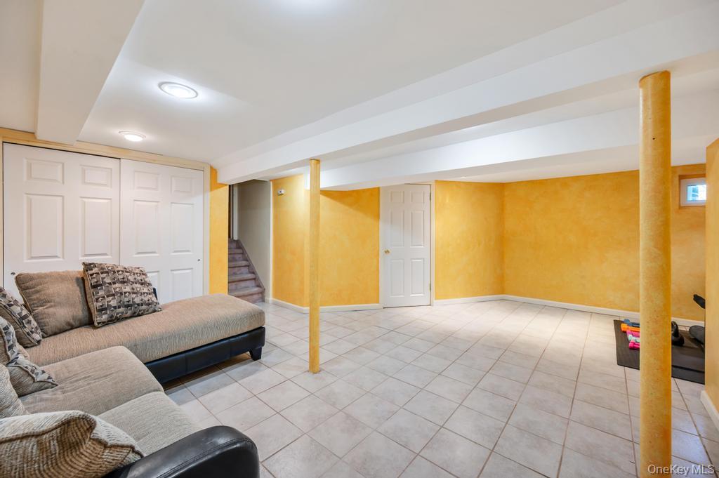 372 Hungry Harbor Road Valley Stream, NY 11581 - Photo 19 of 25