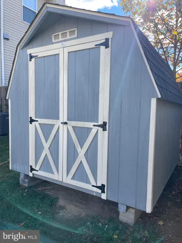 a view of entryway with a front door