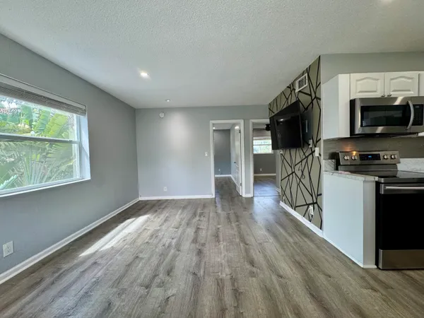 $1,800 | 2741 Northeast 8th Avenue, Unit 11, Wilton Manors, FL 33334