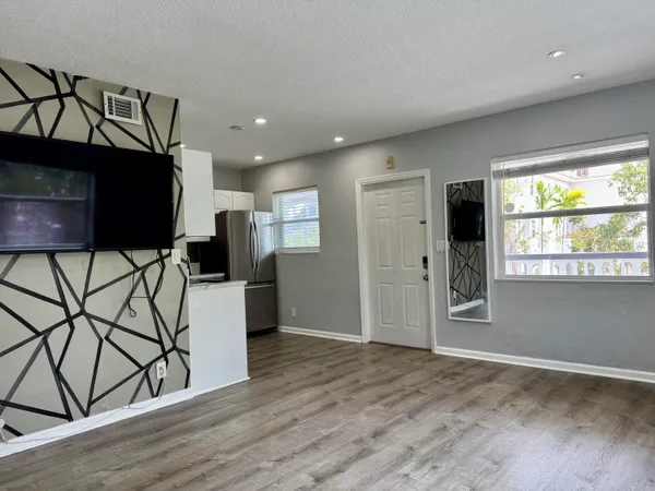 $1,800 | 2741 Northeast 8th Avenue, Unit 11, Wilton Manors, FL 33334