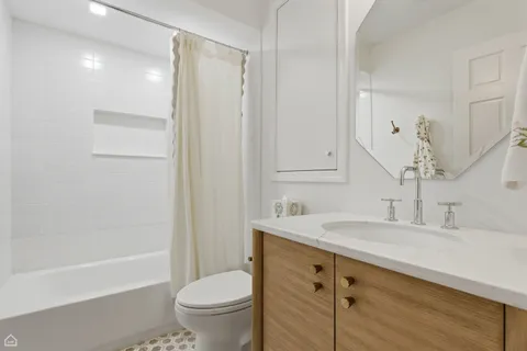 $1,375,000 | 344 West Willow Street, Unit A, Chicago, IL 60614