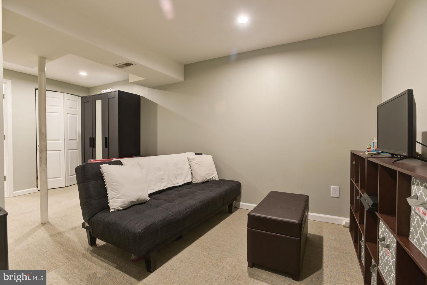 7310 Torran Rocks Way Gaithersburg, MD 20879 - Photo 20 of 32 a living room with furniture and a flat screen tv