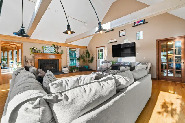 $860,000 | 148 Spiller Hill Road, Raymond, ME 04071