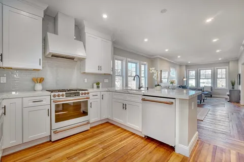 $879,900 | 114-116 West Wyoming Avenue, Unit 2, Melrose, MA 02176