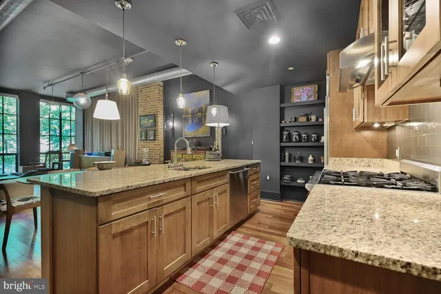 a large kitchen with kitchen island a large island in it