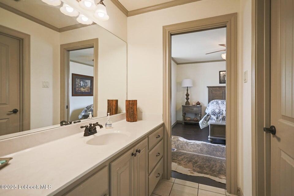 4501 19th Street, Unit 6 Lubbock, TX 79407 - Photo 35 of 44 a en suite bathroom with a sink and mirror