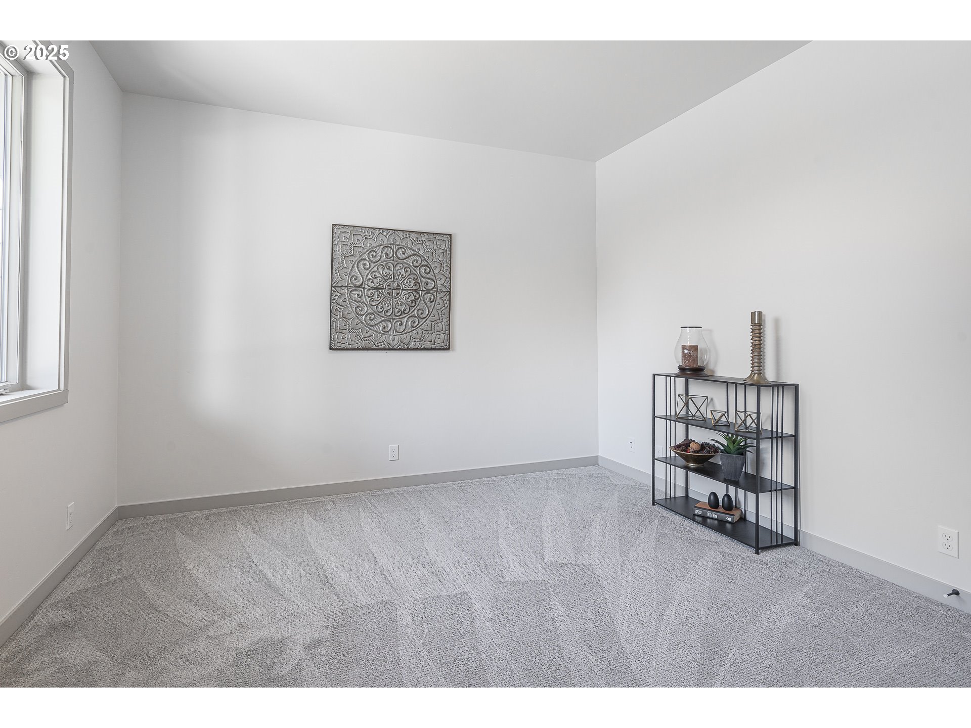 955 Oak Meadows Place Springfield, OR 97477 - Photo 16 of 37 a view of an empty room and window