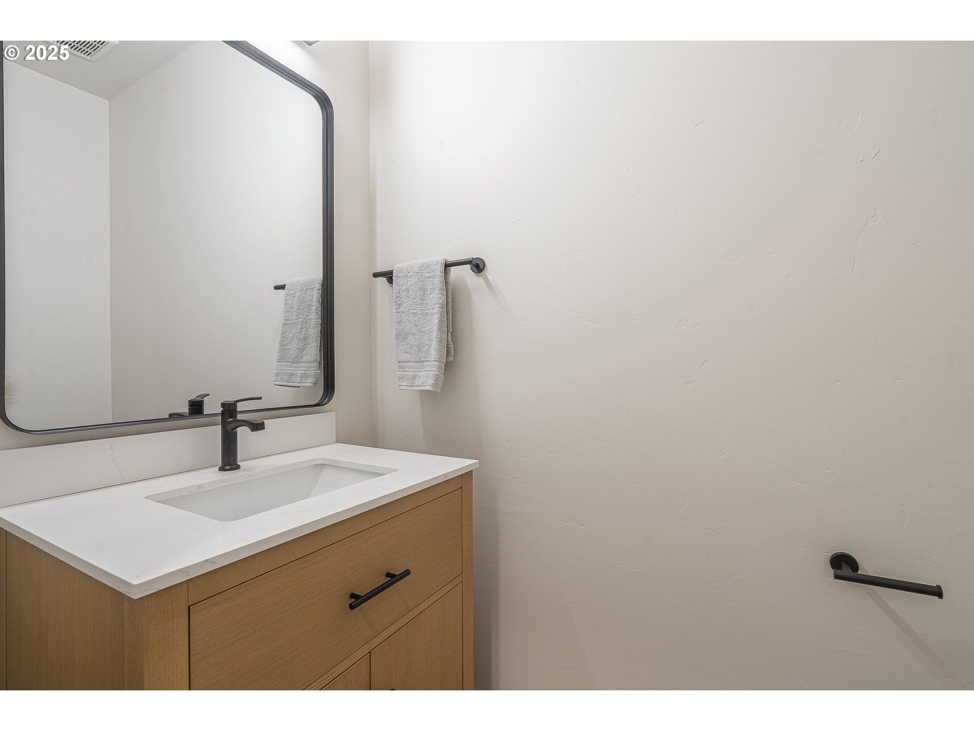 955 Oak Meadows Place Springfield, OR 97477 - Photo 17 of 37 a bathroom with a sink and a mirror