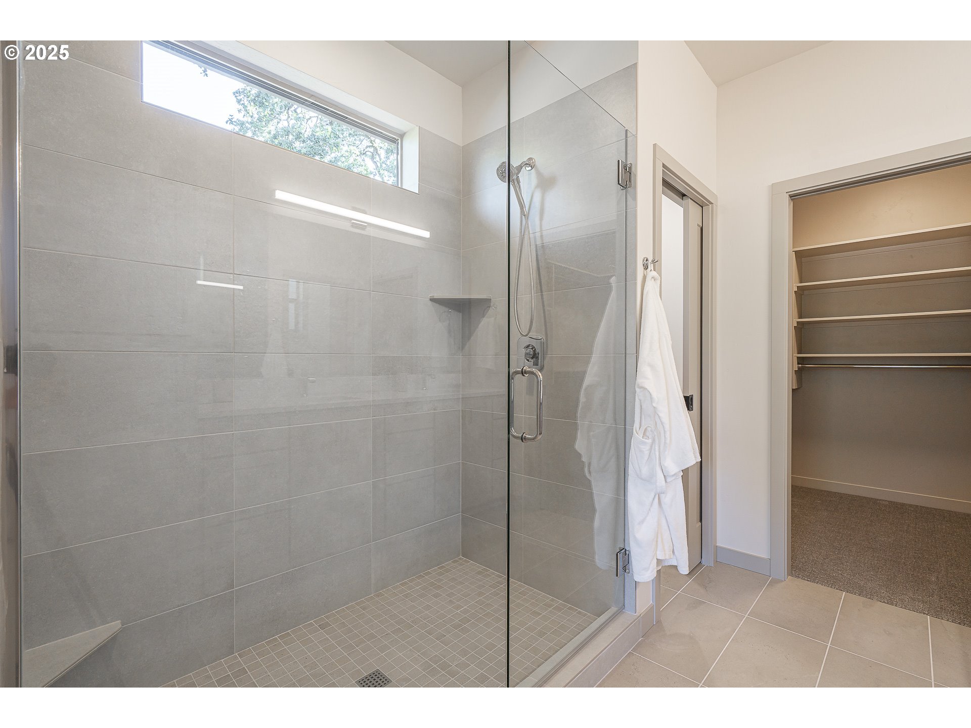 955 Oak Meadows Place Springfield, OR 97477 - Photo 22 of 37 a bathroom with a shower and a mirror