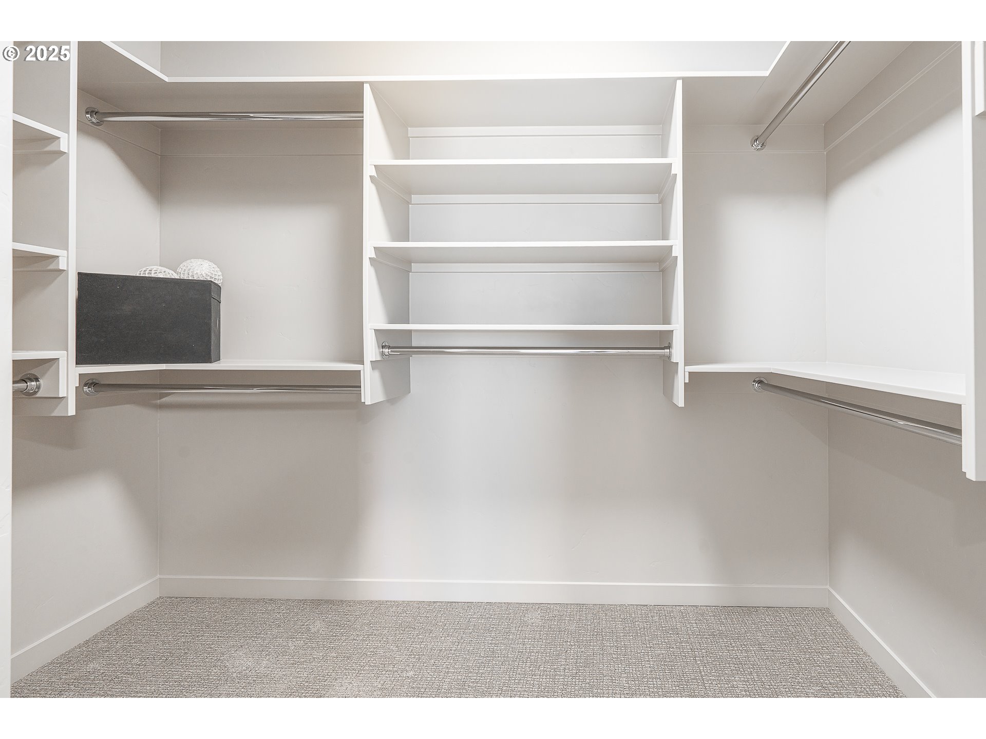 955 Oak Meadows Place Springfield, OR 97477 - Photo 23 of 37 a view of an empty room with a window