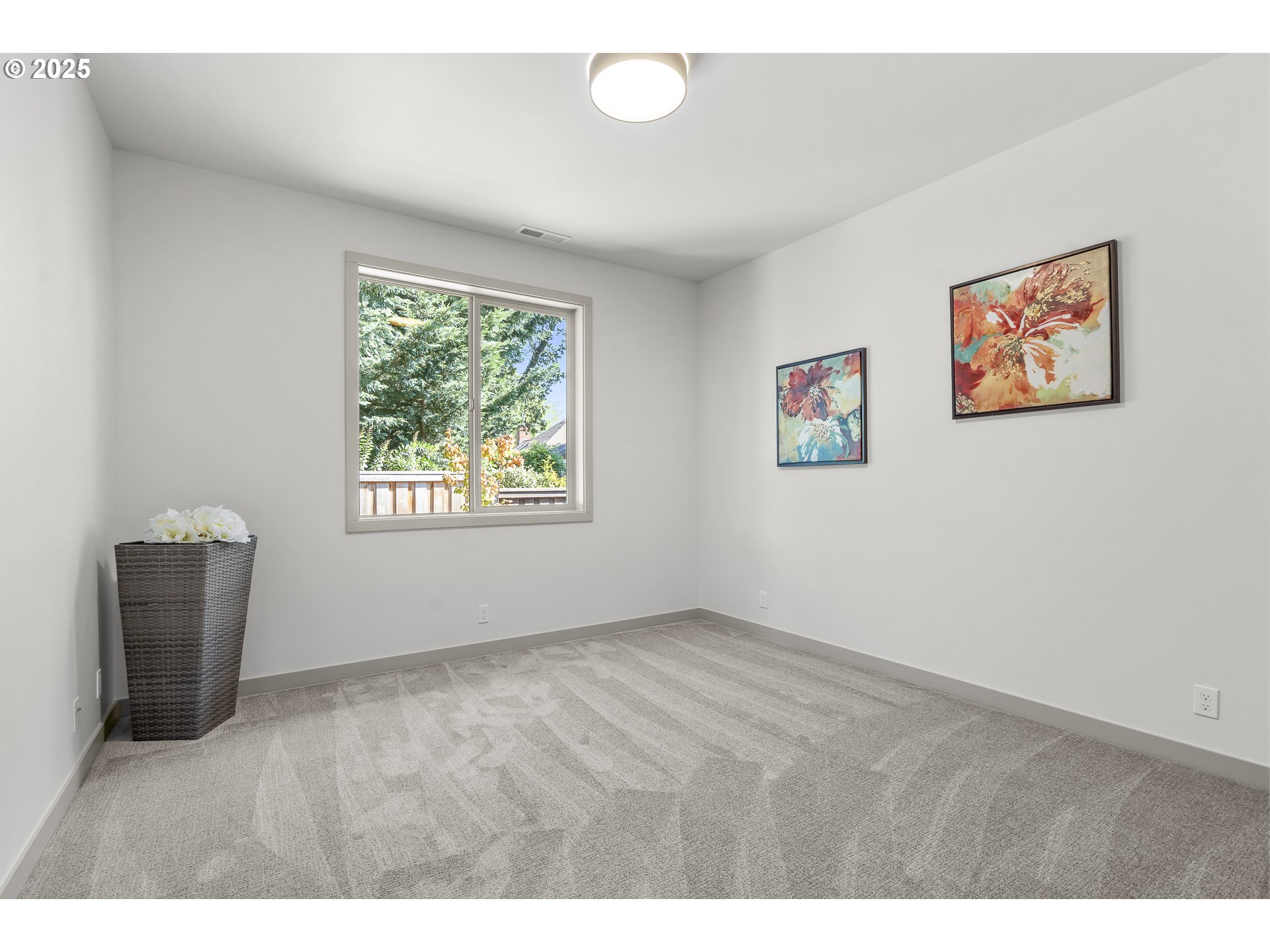 955 Oak Meadows Place Springfield, OR 97477 - Photo 24 of 37 a view of an empty room with a window