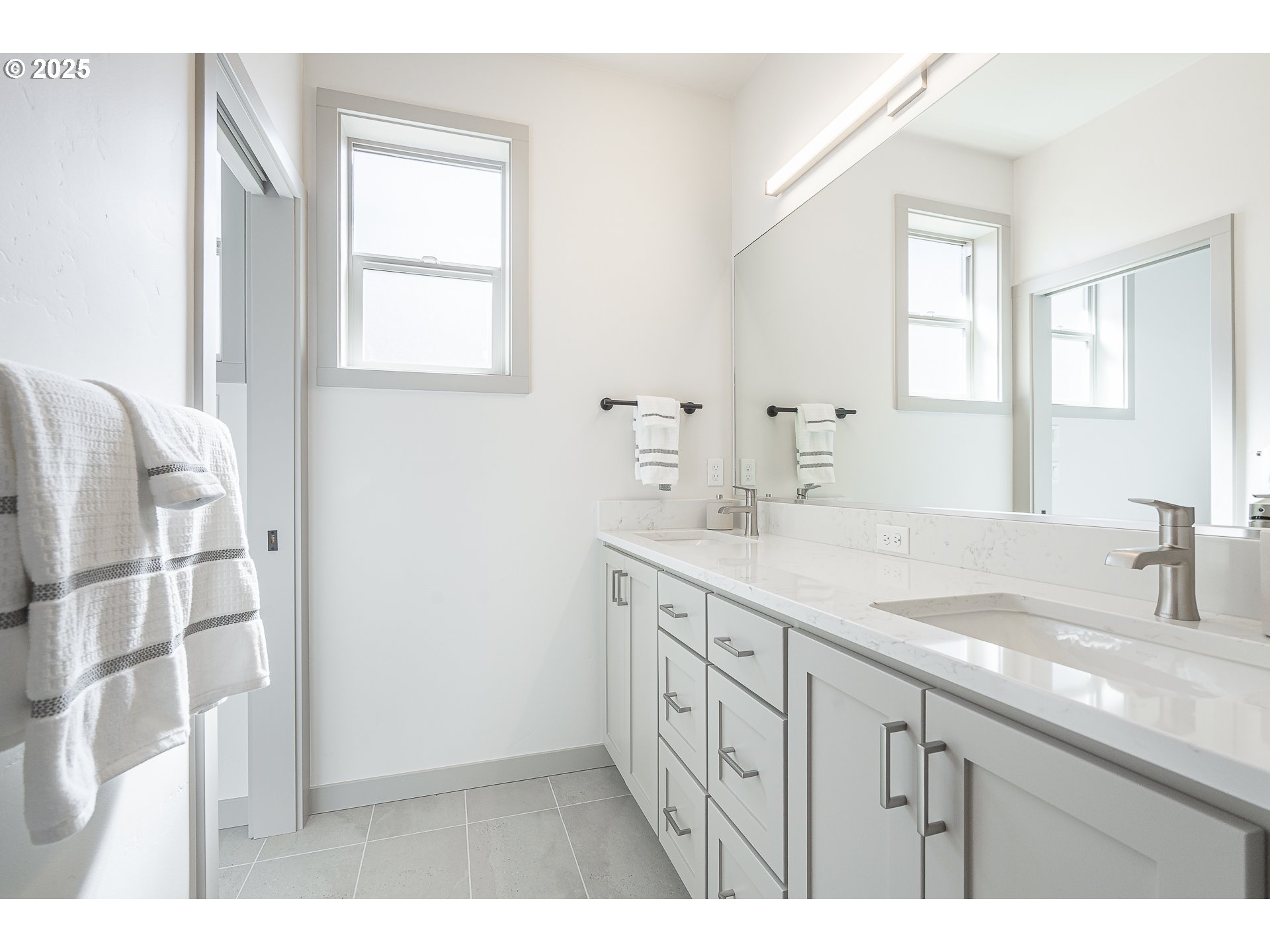 955 Oak Meadows Place Springfield, OR 97477 - Photo 26 of 37 a bathroom with a sink and a mirror