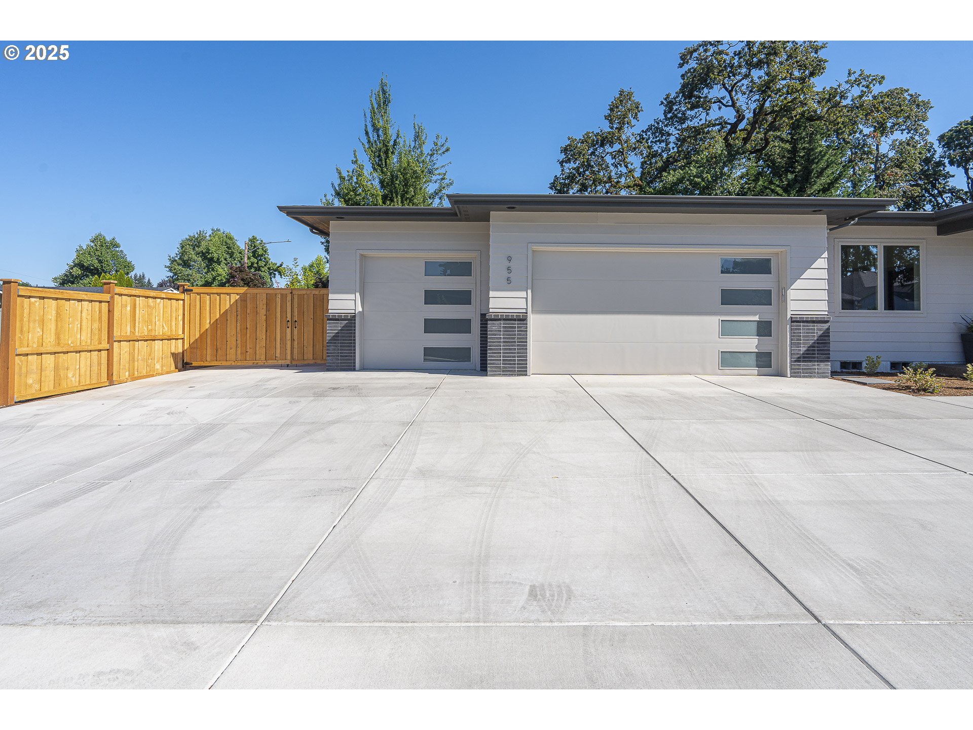 955 Oak Meadows Place Springfield, OR 97477 - Photo 33 of 37 a view of a house with a outdoor space
