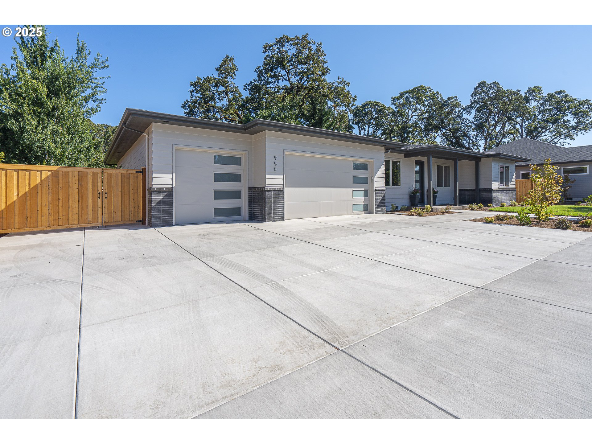 955 Oak Meadows Place Springfield, OR 97477 - Photo 34 of 37 a front view of a house with a garden