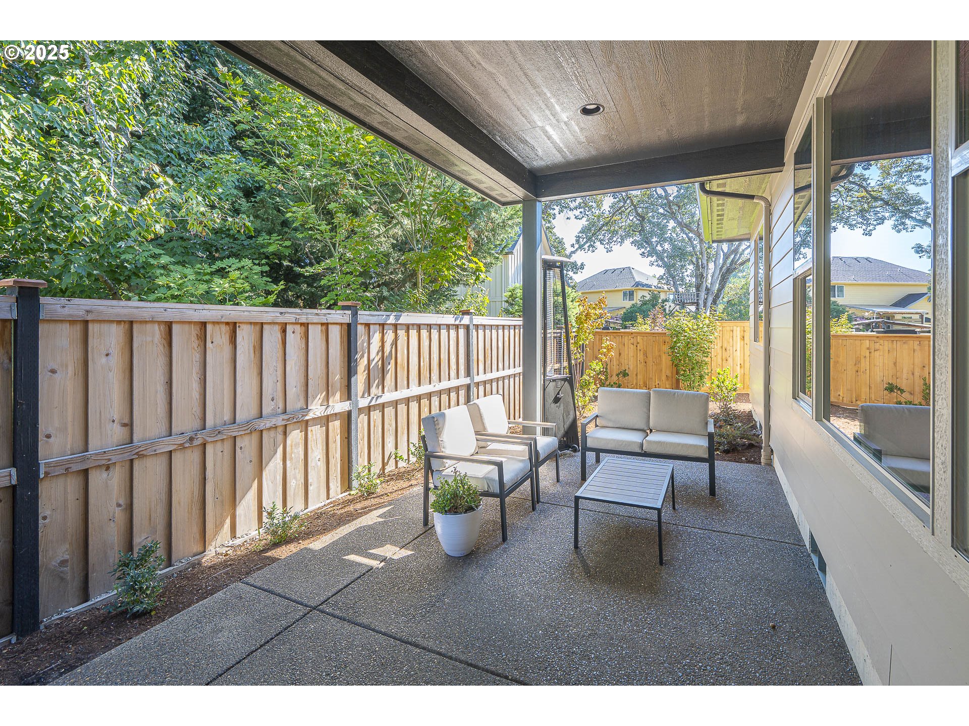 955 Oak Meadows Place Springfield, OR 97477 - Photo 35 of 37 a view of a chairs and table in the balcony