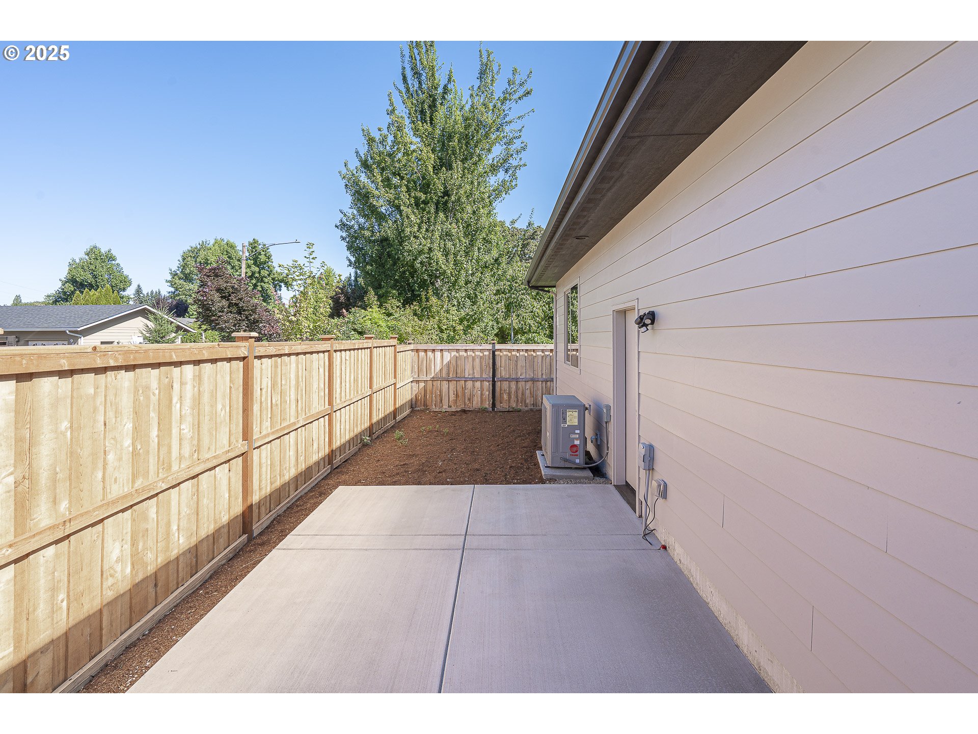 955 Oak Meadows Place Springfield, OR 97477 - Photo 37 of 37 a view of a pathway with a balcony