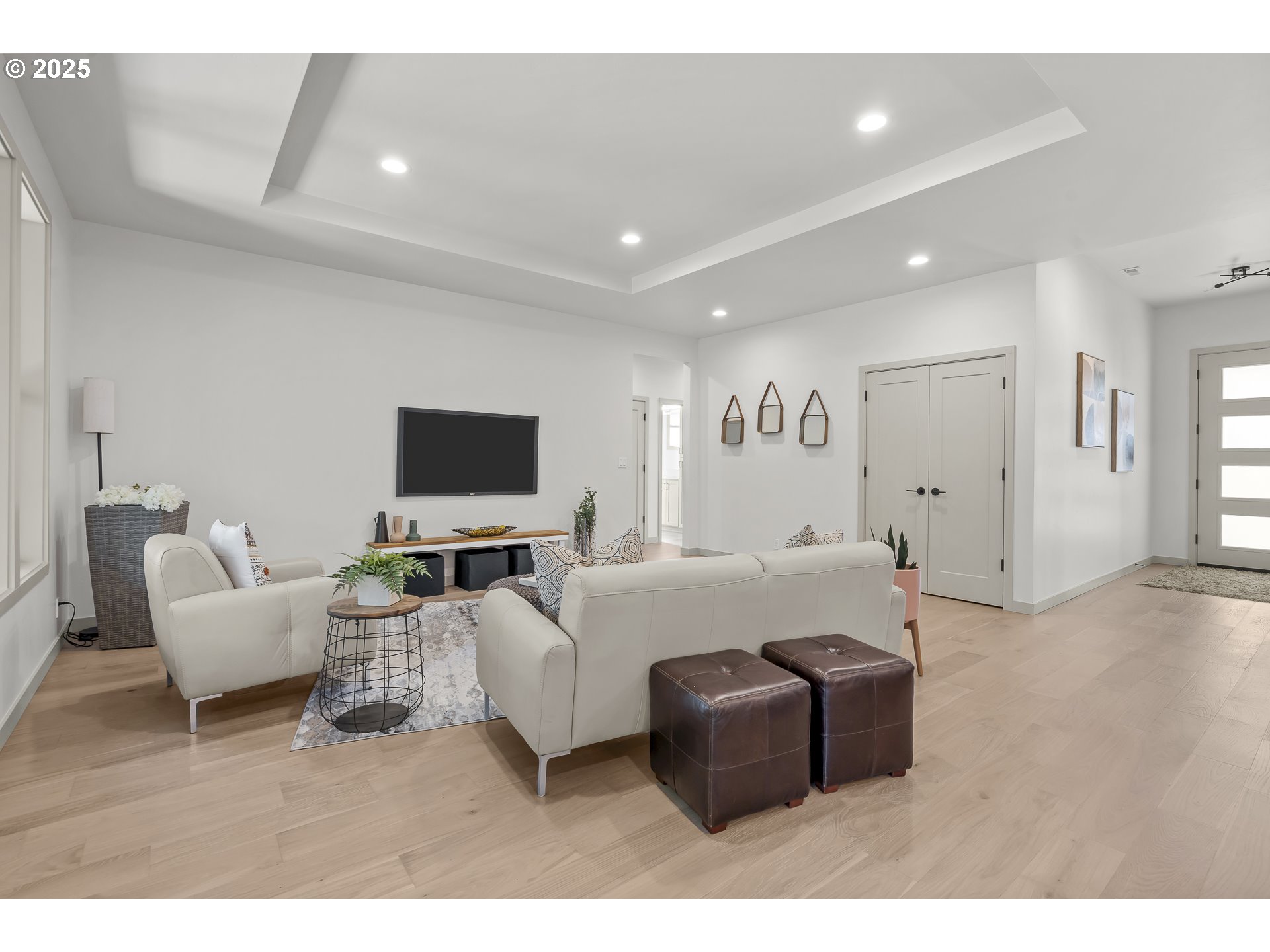 955 Oak Meadows Place Springfield, OR 97477 - Photo 4 of 37 a living room with furniture and a flat screen tv