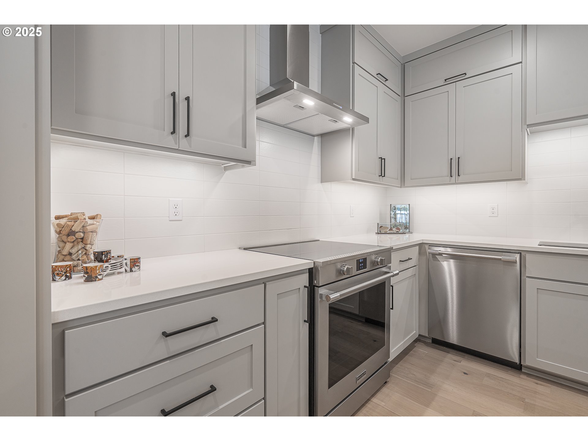 955 Oak Meadows Place Springfield, OR 97477 - Photo 9 of 37 a kitchen with appliances cabinets and a sink