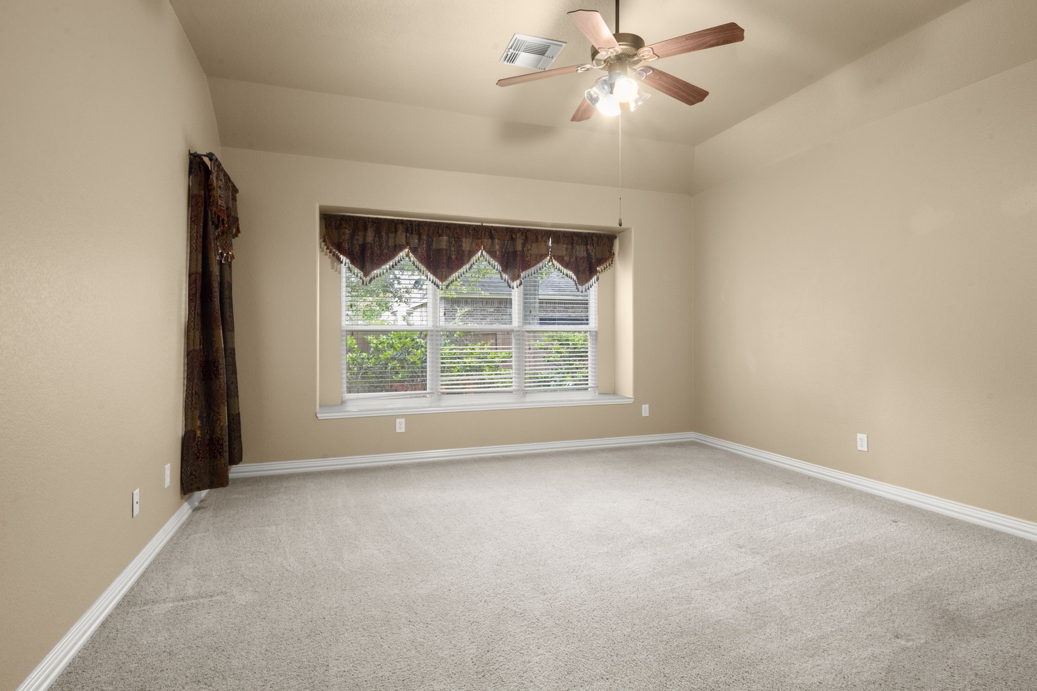 110 David Forest Lane Conroe, TX 77384 - Photo 28 of 35 an empty room with window ceiling fan and windows