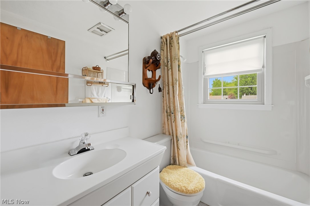 3898 New Road Austintown, OH 44515 - Photo 28 of 45 2nd floor full bathroom with tub/shower combo